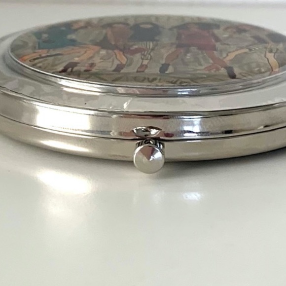 Henri Bendel Compact Mirror With Bag Graffiti Girls - NWT - Picture 5 of 7